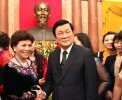 Chủ tịch nước Trương Tấn Sang chúc mừng Giám Đốc Nguyễn Thị Kim Liên nhận giải thưởng "Nữ doanh nhân Việt Nam tiêu biểu 2013"
